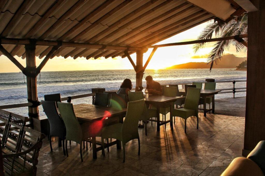 Отель 77 Sunset Plaza Cisolok Экстерьер фото